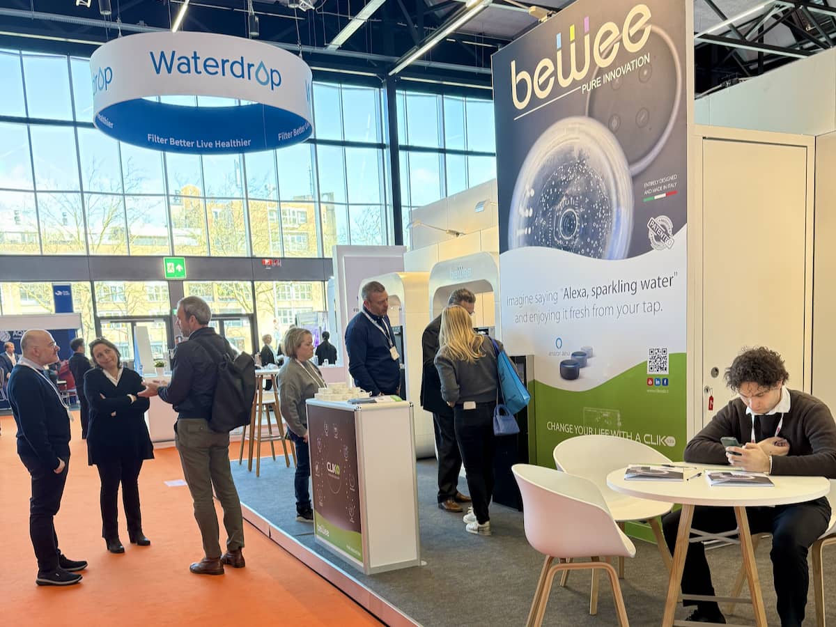 Le persone che parlano della innovazione collaborativa sullo stand di BeWee con marchio Clik Soda
