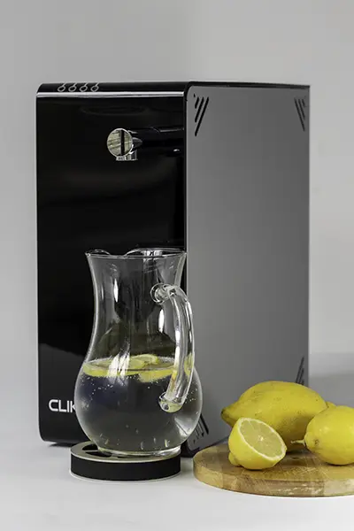 Dispenser Clik Soda di BeWee da installare sopra banco con una caraffa e il limone