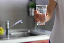 Bicchiere d'acqua dal dispenser Clik Soda in cucina